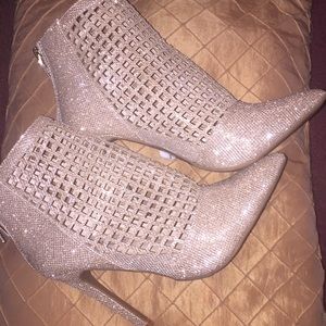 We are selling glitter highhills